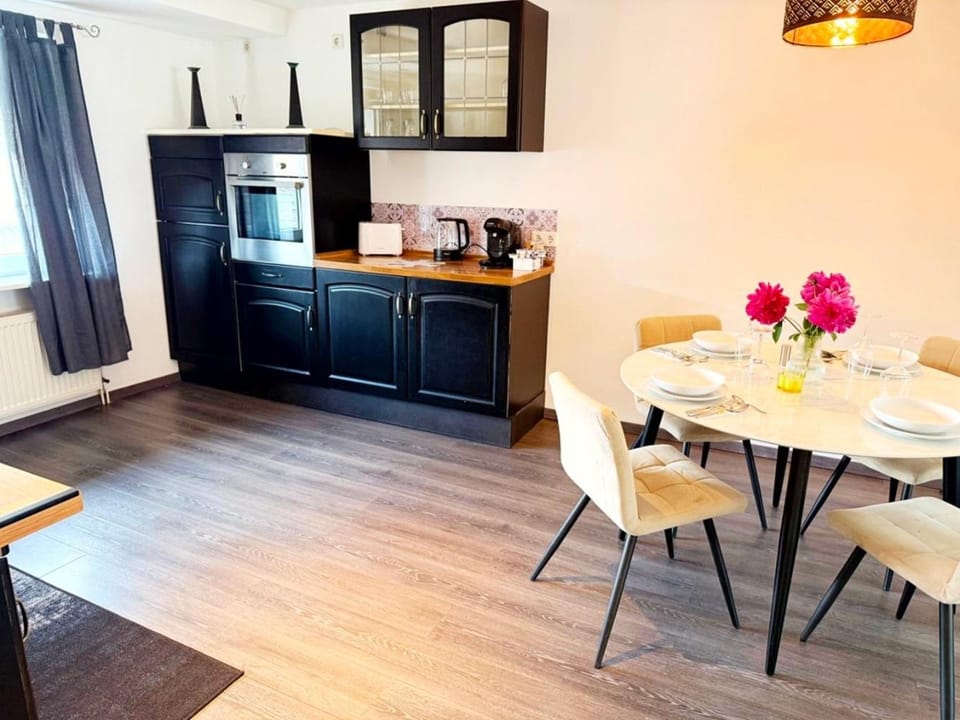 Kitchen or kitchenette, Dining area, kitchen