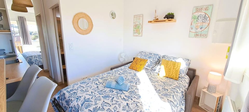 Bed, Living room