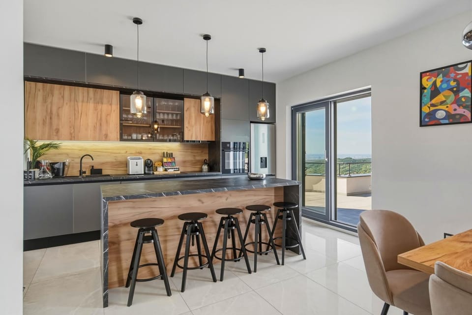 Kitchen or kitchenette, Dining area