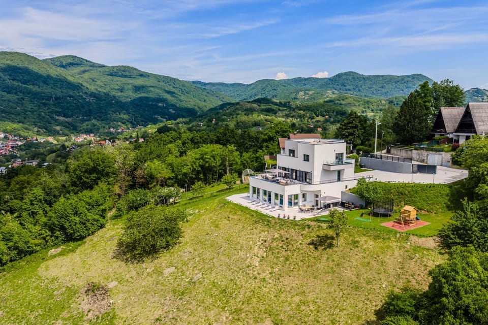 Property building, Bird's eye view, Mountain view