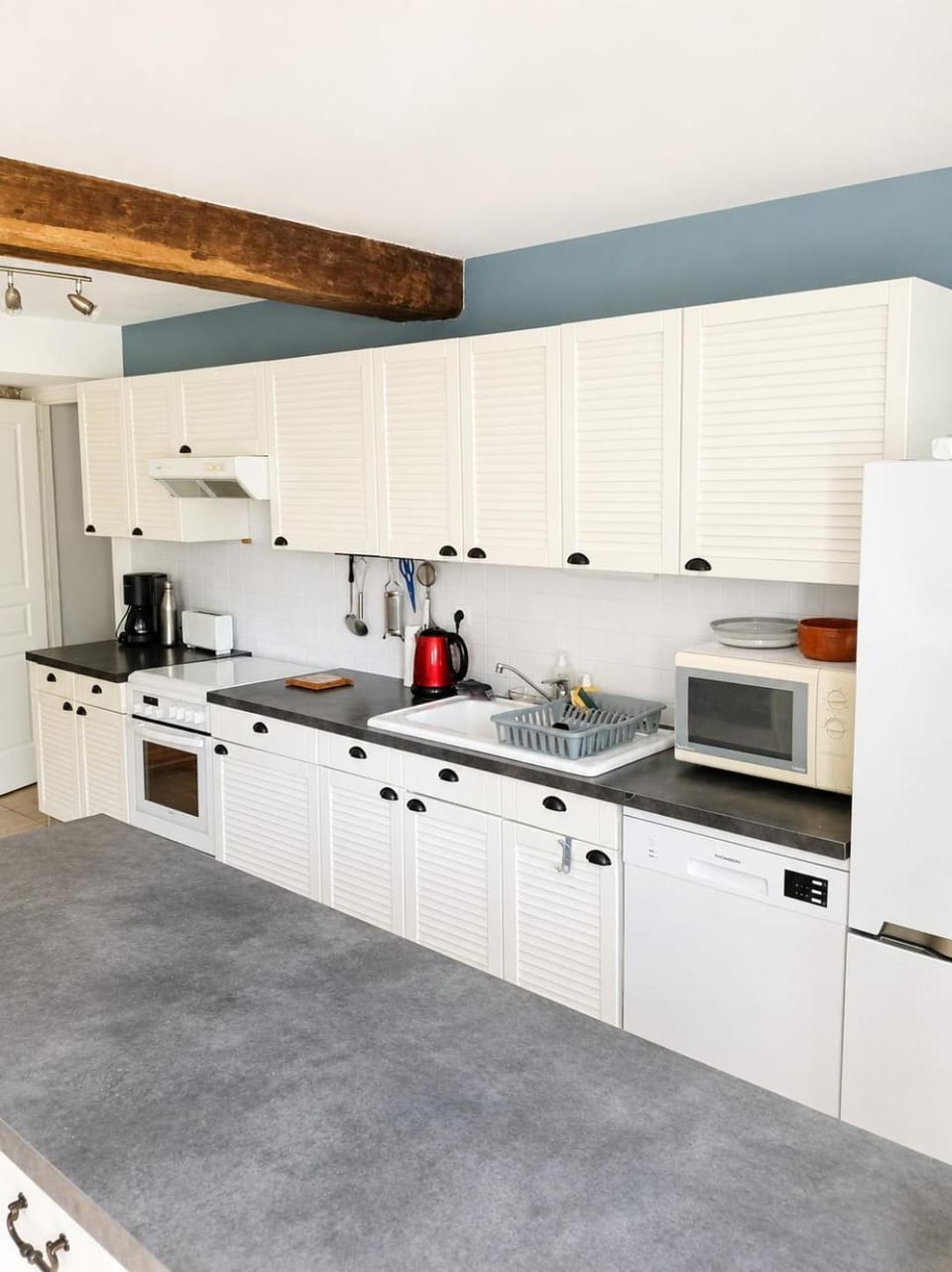 Coffee/tea facilities, Kitchen or kitchenette, dishwasher, oven, stove, toaster