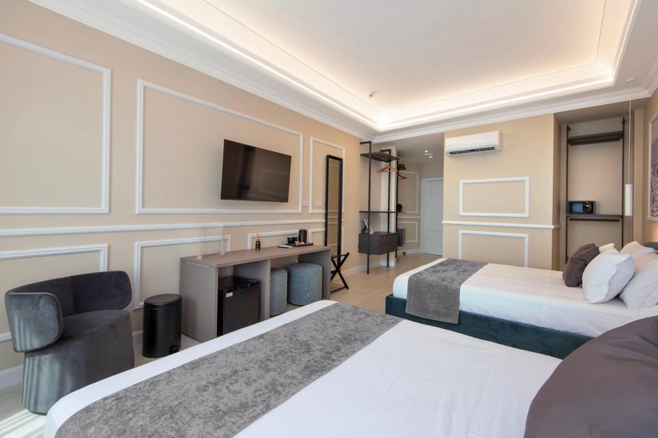 Bed, TV and multimedia, Photo of the whole room, Seating area, Bedroom, minibar, safe, wardrobe, air conditioner