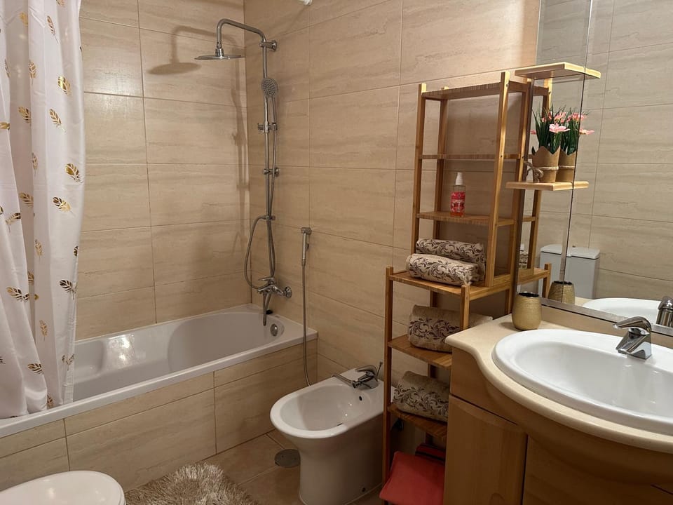 Shower, Toilet, Bathroom, Bath, bidet, towels