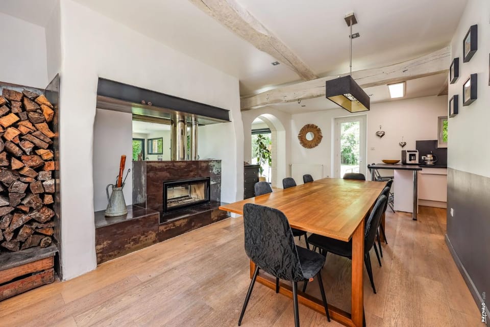 Dining area, fireplace