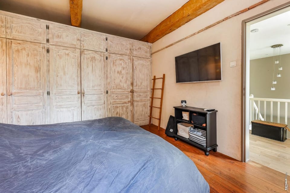Bed, TV and multimedia, Bedroom