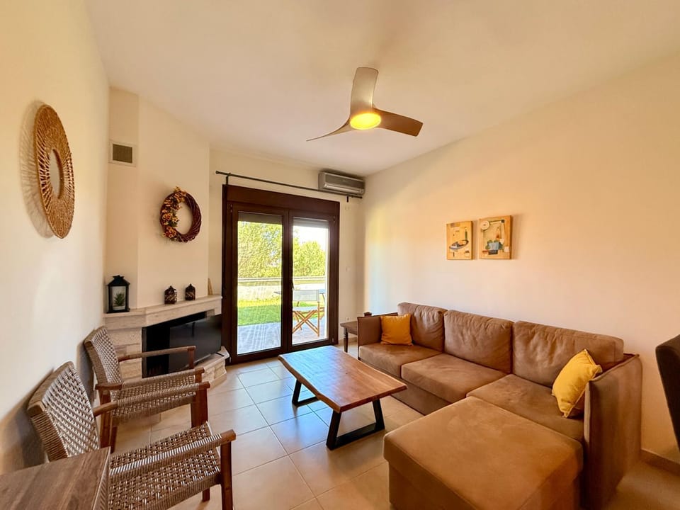 TV and multimedia, Living room, Seating area, air conditioner