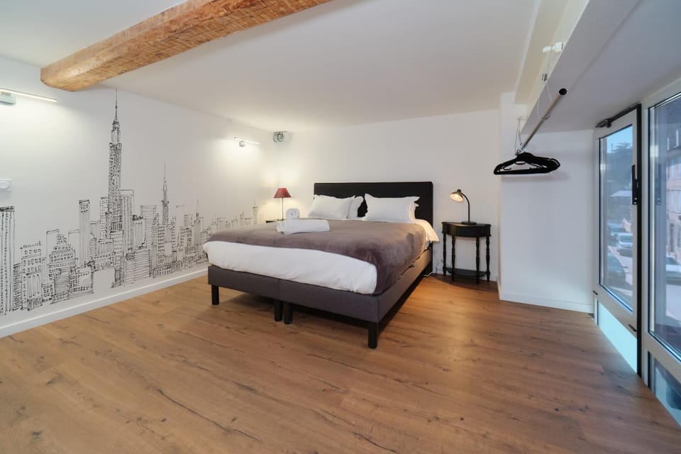 Photo of the whole room, Bedroom