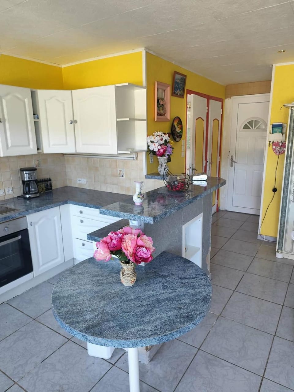Kitchen or kitchenette, Lounge or bar, Dining area, minibar, oven, pet friendly, stove