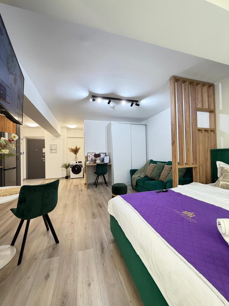 Bed, TV and multimedia, Decorative detail, towels, washing machine