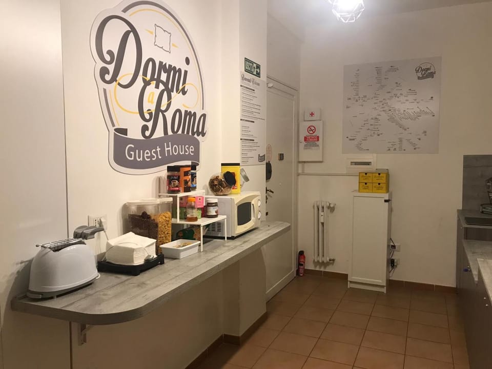 Coffee/tea facilities, Kitchen or kitchenette, minibar, Internal: Not applicable to any particular room