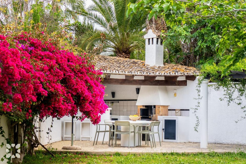 Property building, Patio, Spring, Day, Garden, Dining area, Garden view