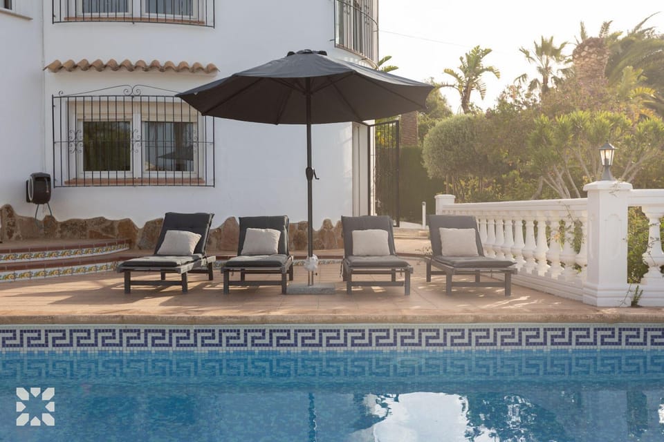 Property building, Patio, Day, Garden, Garden view, Pool view, Swimming pool, sunbed