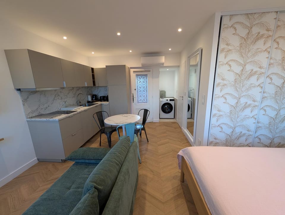 NEW Vega Studio rénovation, climatisé, parking & piscine Antibes Centre vue Fort Carré et Port Apartment in Antibes