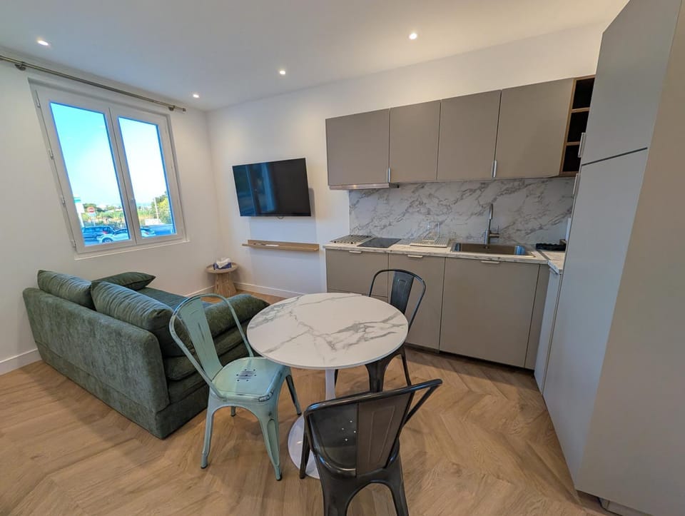 NEW Vega Studio rénovation, climatisé, parking & piscine Antibes Centre vue Fort Carré et Port Apartment in Antibes