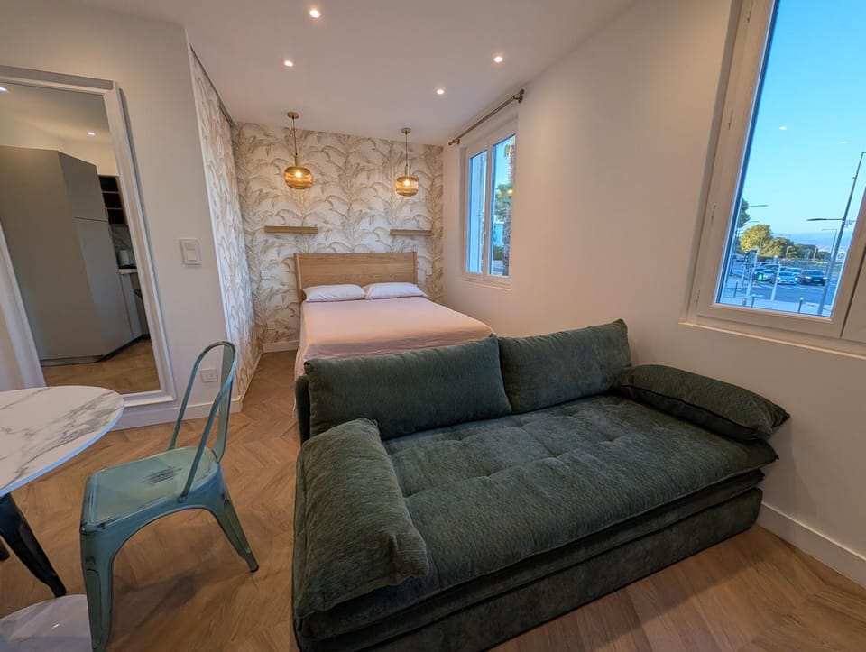 NEW Vega Studio rénovation, climatisé, parking & piscine Antibes Centre vue Fort Carré et Port Apartment in Antibes