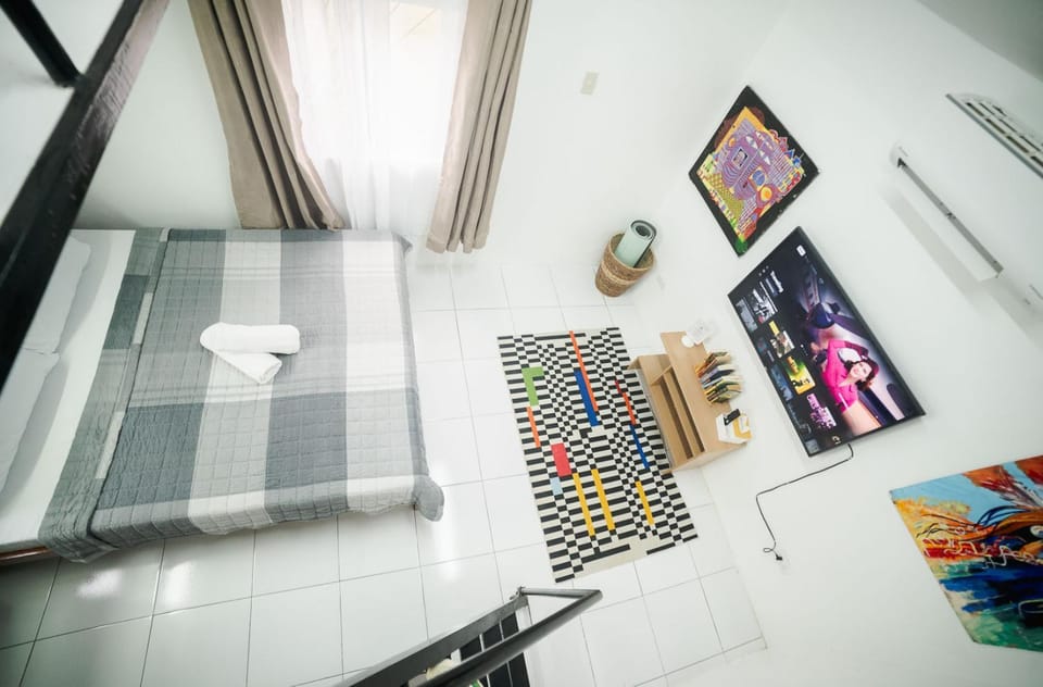 Bed, TV and multimedia, Bedroom