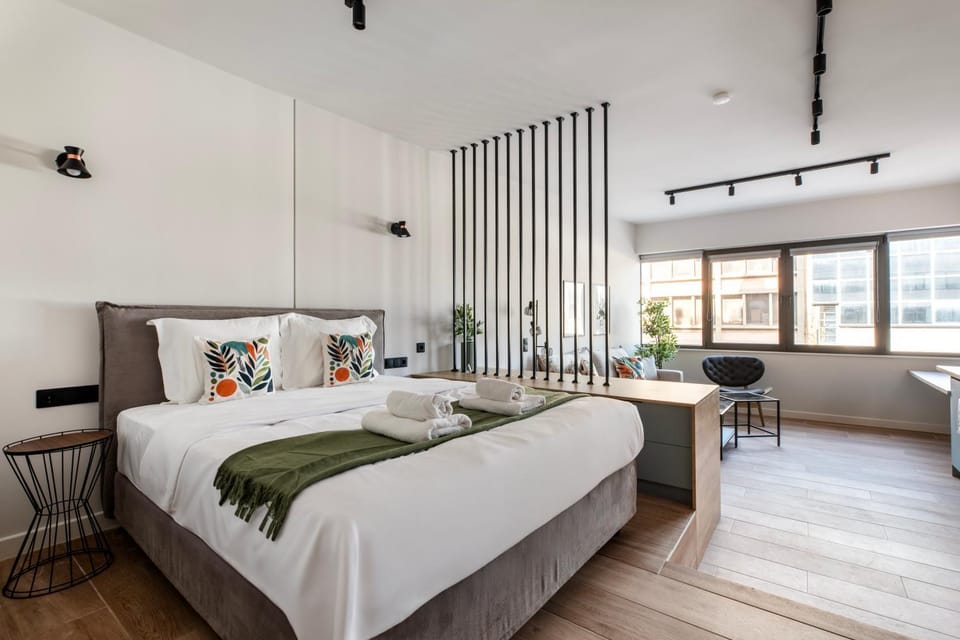 Bed, towels, air conditioner