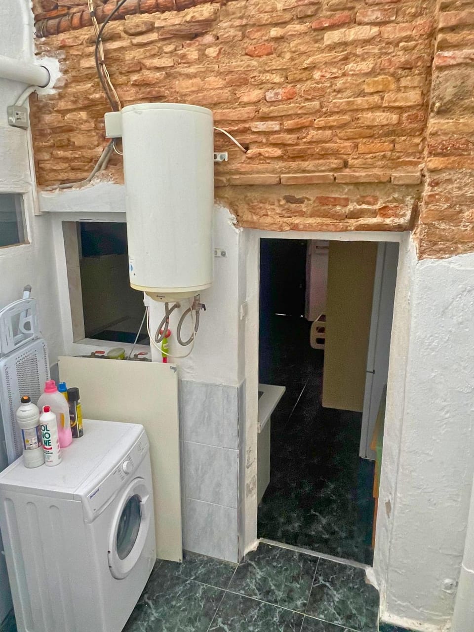 Kitchen or kitchenette, oven, washing machine