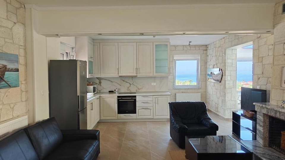 Seating area, Sea view, fireplace, kitchen
