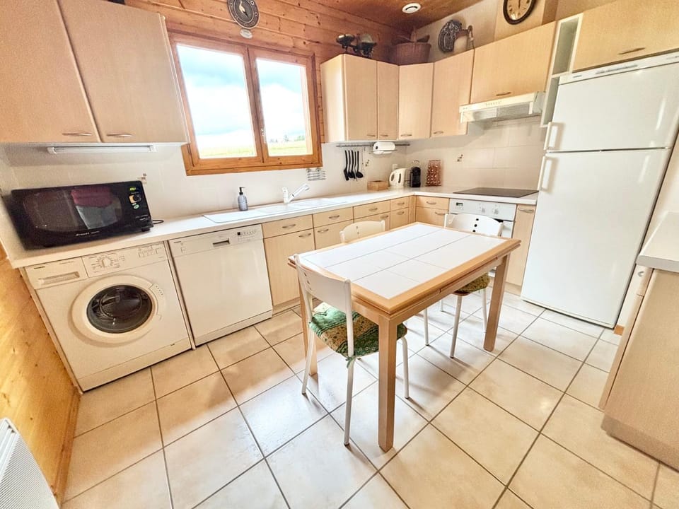 Kitchen or kitchenette, Dining area, dishwasher, oven, pet friendly, stove, toaster, washing machine