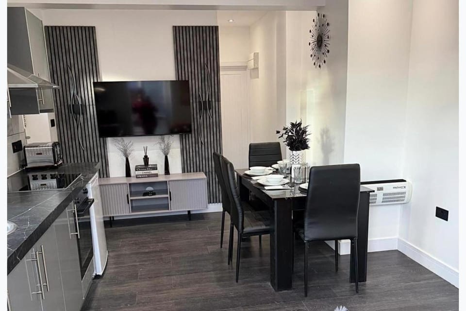 TV and multimedia, Kitchen or kitchenette, Living room, Decorative detail, Seating area, Dining area