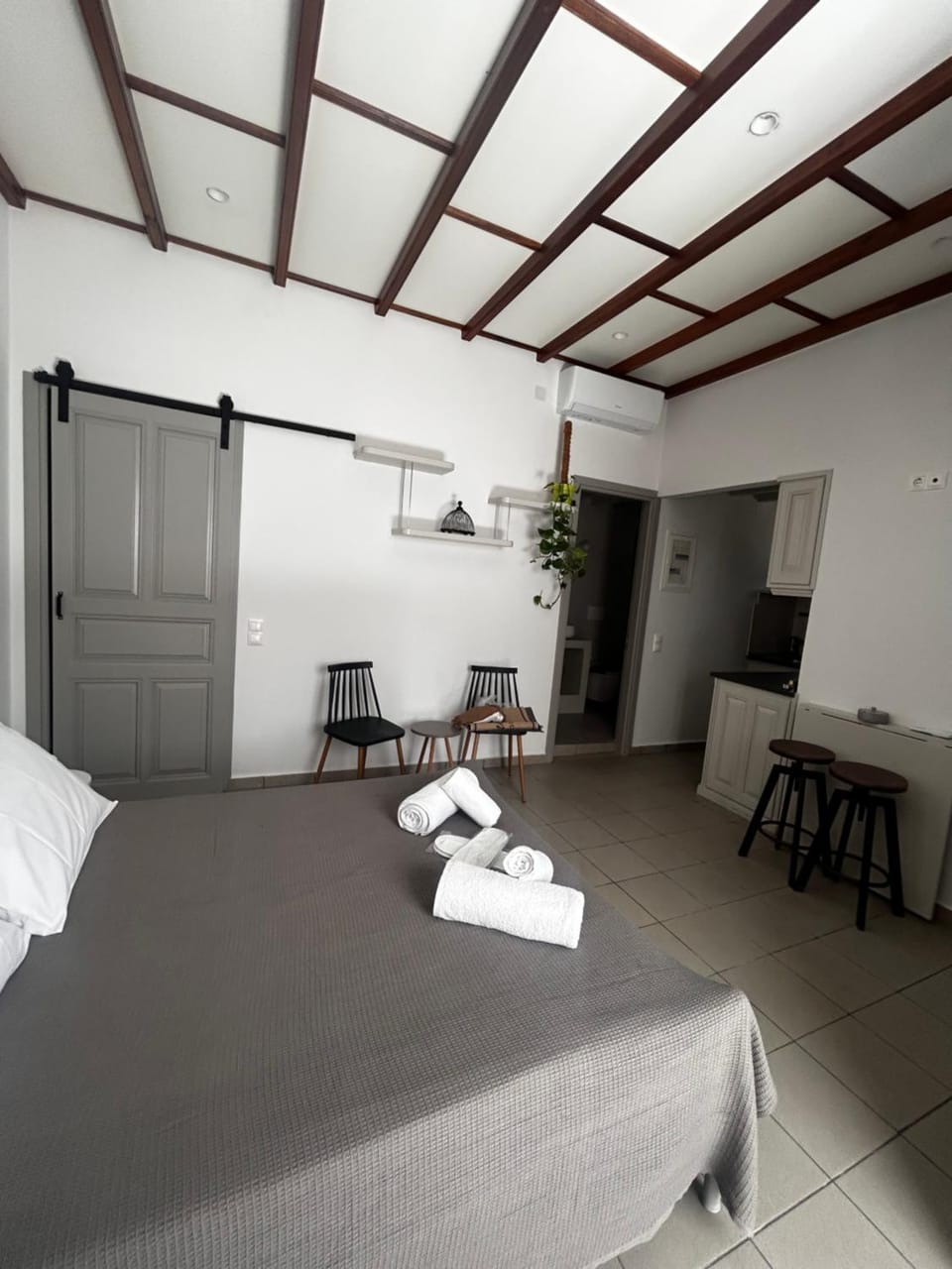 Bed, Kitchen or kitchenette, towels