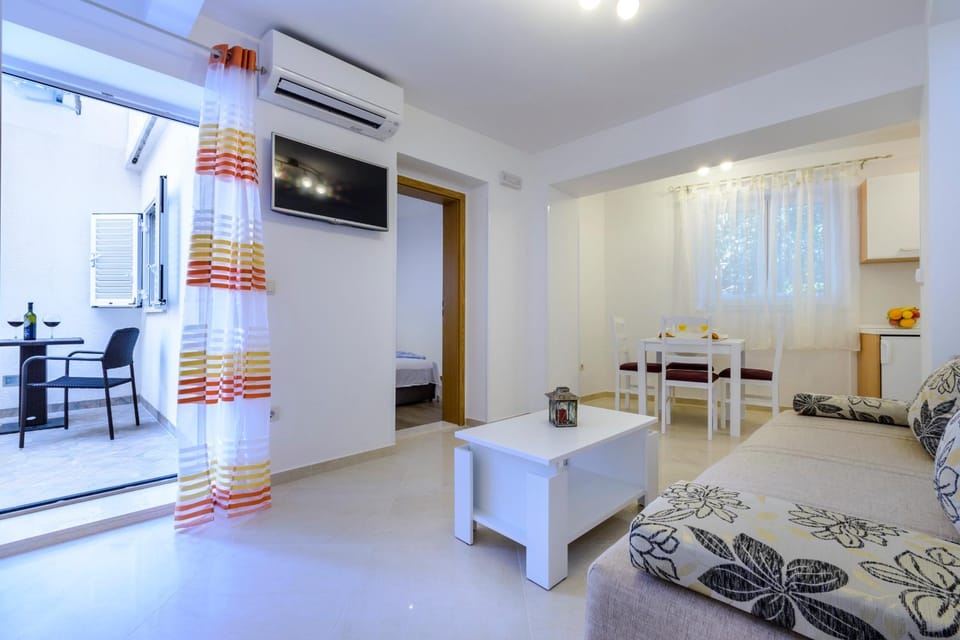 TV and multimedia, Coffee/tea facilities, Kitchen or kitchenette, Living room, Seating area, Dining area, Bedroom