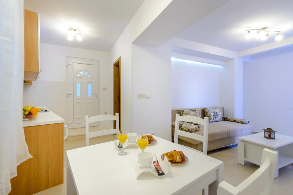 TV and multimedia, Coffee/tea facilities, Kitchen or kitchenette, Living room, Photo of the whole room, Decorative detail, Seating area, Dining area, Dining area, Food, Drinks