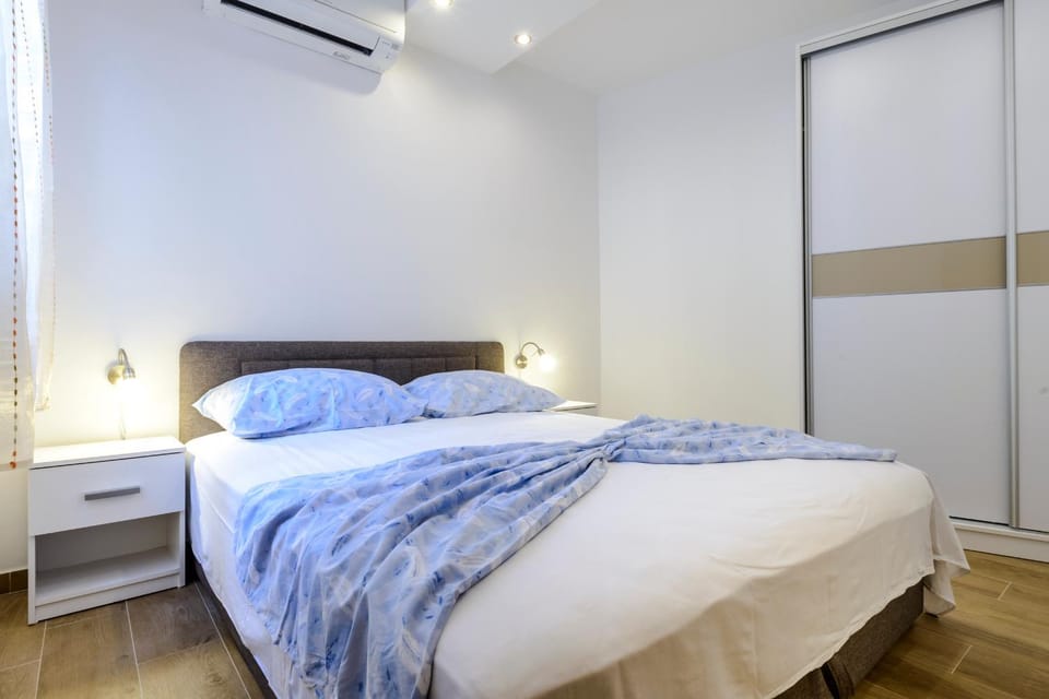 Bed, People, Other, Photo of the whole room
