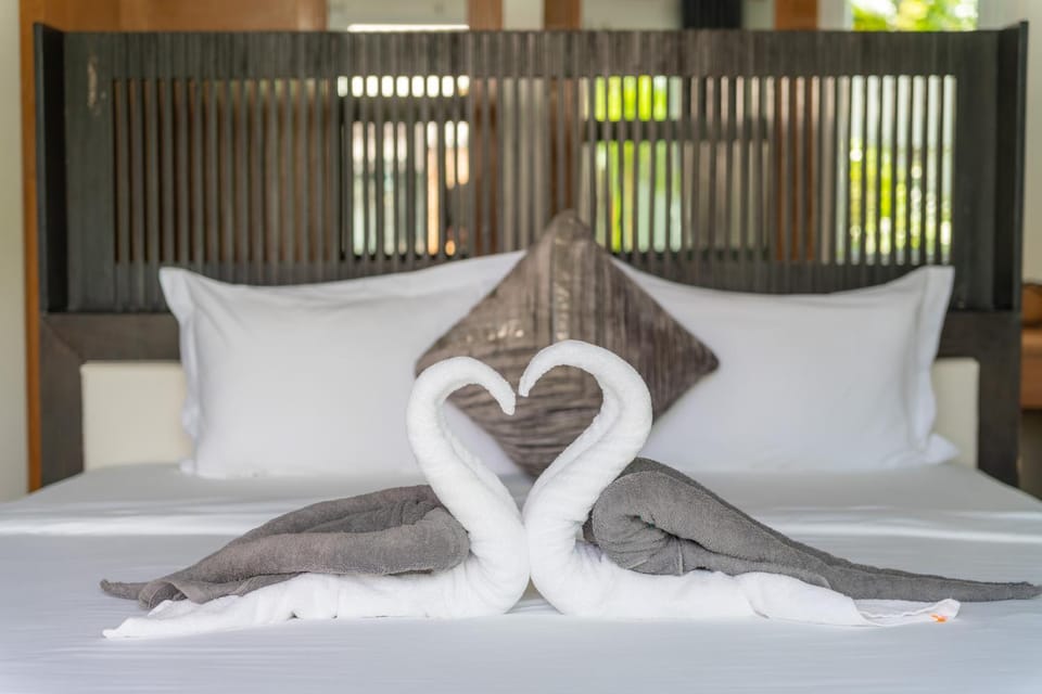 Surin 4 Bedrooms Balinese Style Holiday Villa Private Pool Private and Quiet 8-Minute Walk to the Beach New Home Special Offer Villa in Choeng Thale
