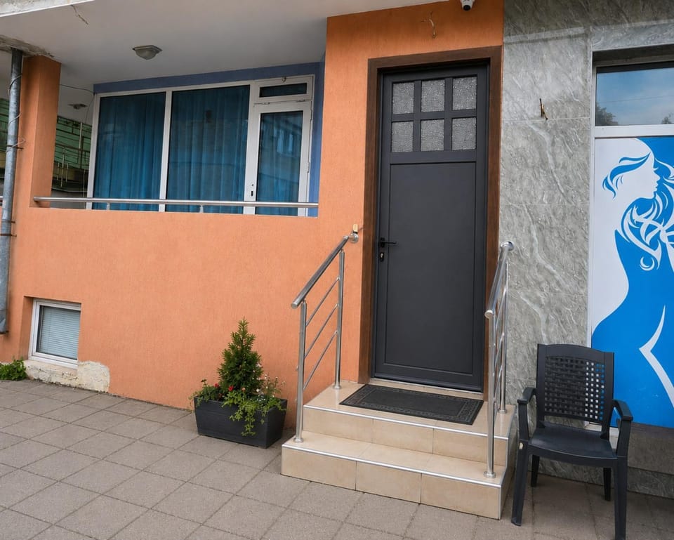 Property building, Facade/entrance, Day, On site, Location