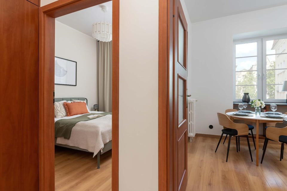 Bed, Seating area, Dining area, Bedroom