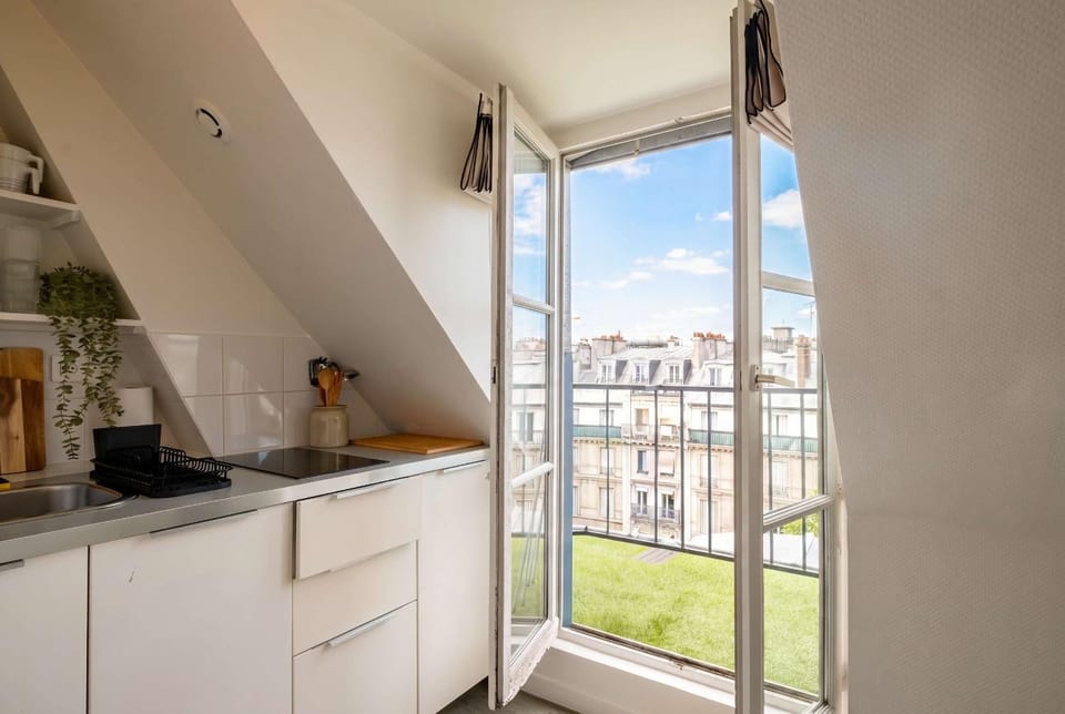 Sebastopol Chic Balcon & Parisian View Apartment in Paris