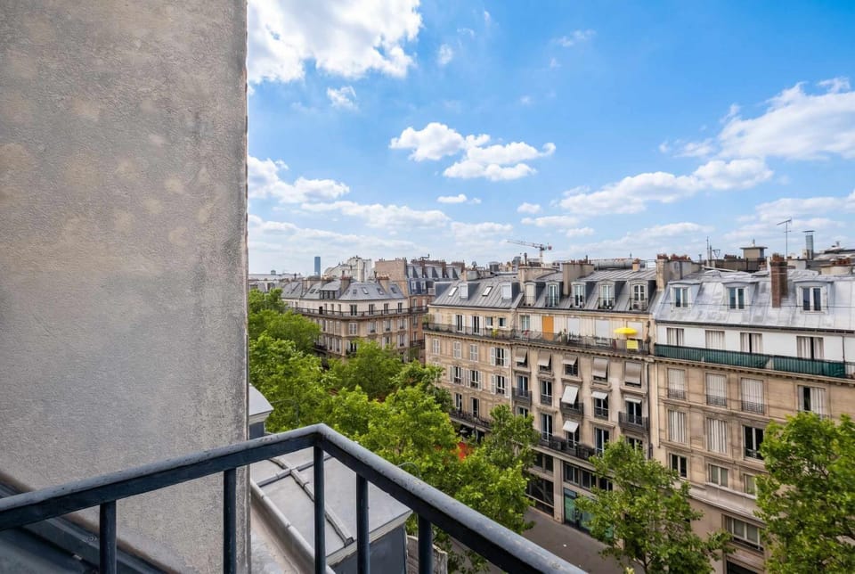 Sebastopol Chic Balcon & Parisian View Apartment in Paris