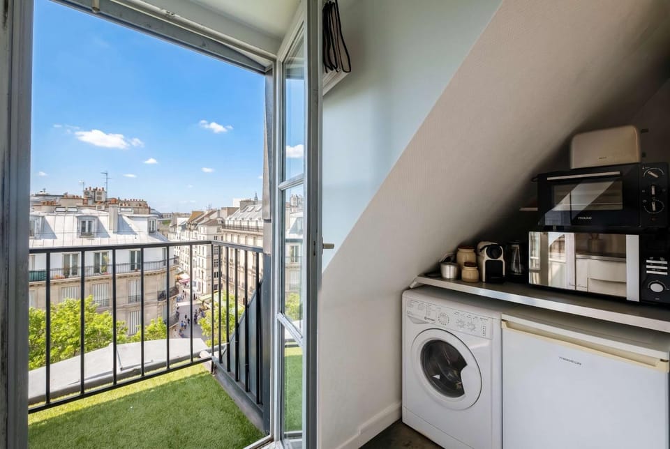 Sebastopol Chic Balcon & Parisian View Apartment in Paris