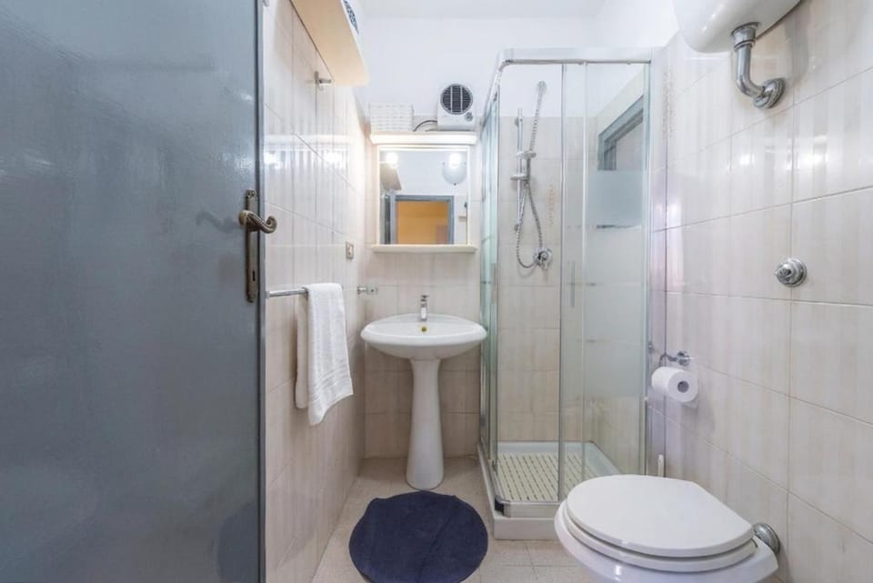 Shower, Toilet, Bathroom, bidet, towels