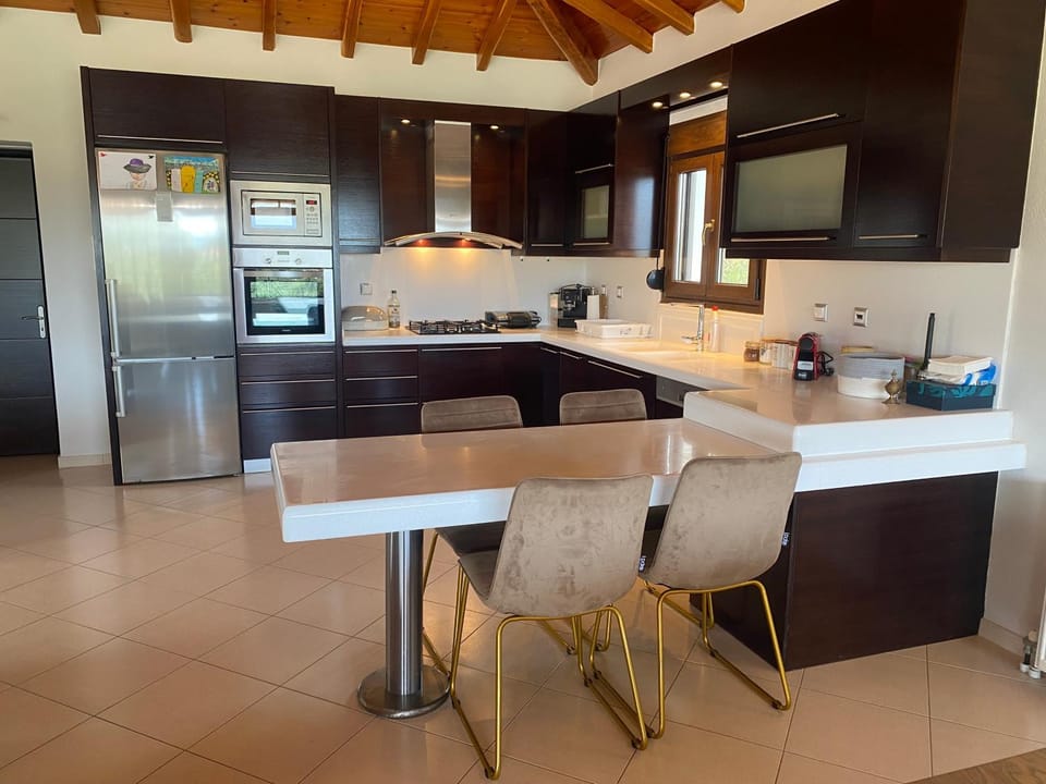 Kitchen or kitchenette, dishwasher, oven