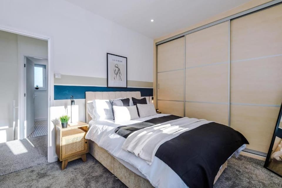Modern 2BR Near Wakefield Centre w Parking NS Apartment in Wakefield