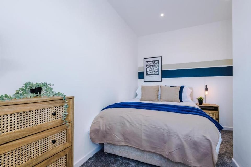 Modern 2BR Near Wakefield Centre w Parking NS Apartment in Wakefield