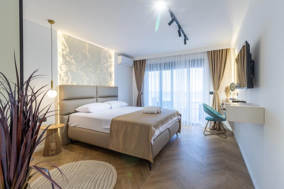 Bed, TV and multimedia, Living room, Photo of the whole room, Seating area, Bedroom