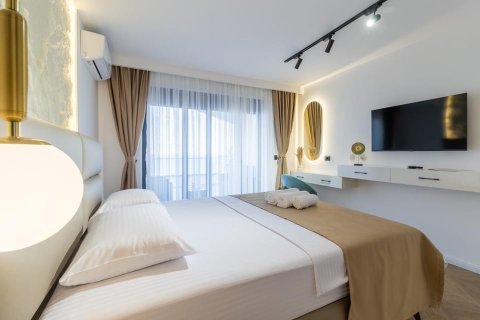 Communal lounge/ TV room, Bed, TV and multimedia, Photo of the whole room, Evening entertainment, Bedroom, hair dresser