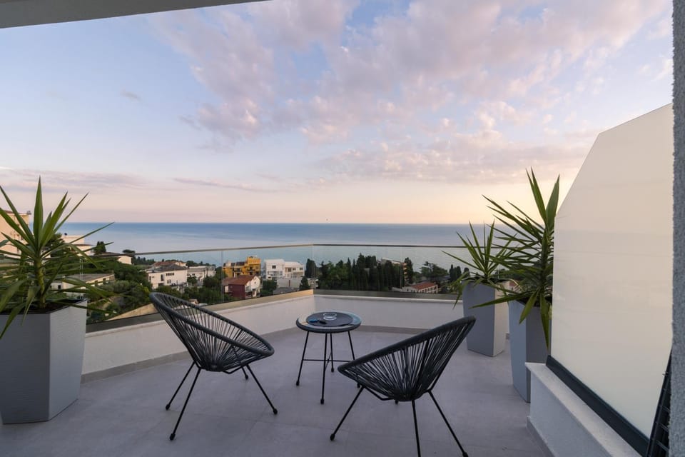 Day, Natural landscape, View (from property/room), Balcony/Terrace, Living room, Seating area, Dining area, Sea view