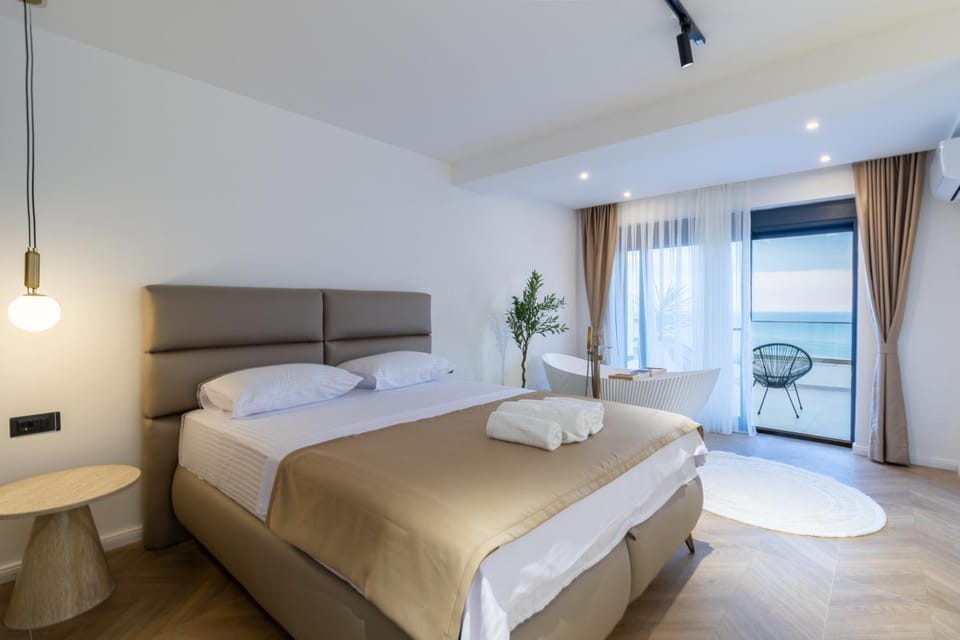Bed, Living room, Photo of the whole room, Seating area, Bedroom, towels