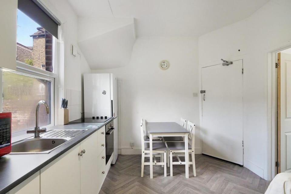 Lovely Garden Flat In Watford with Onstreet parking Apartment in Watford