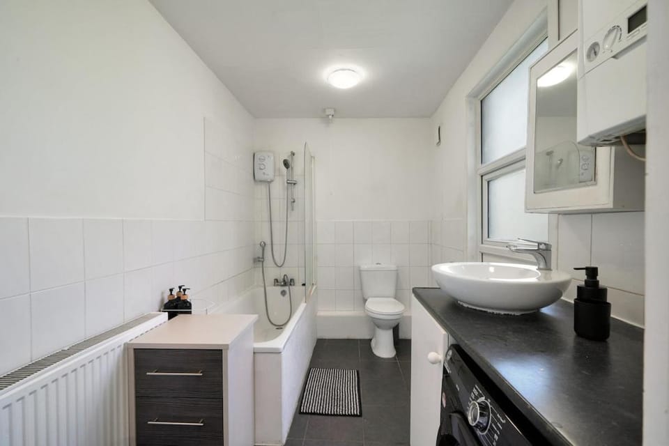 Lovely Garden Flat In Watford with Onstreet parking Apartment in Watford