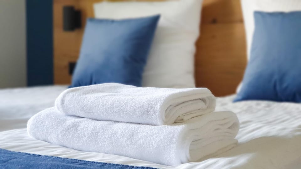 Bed, towels