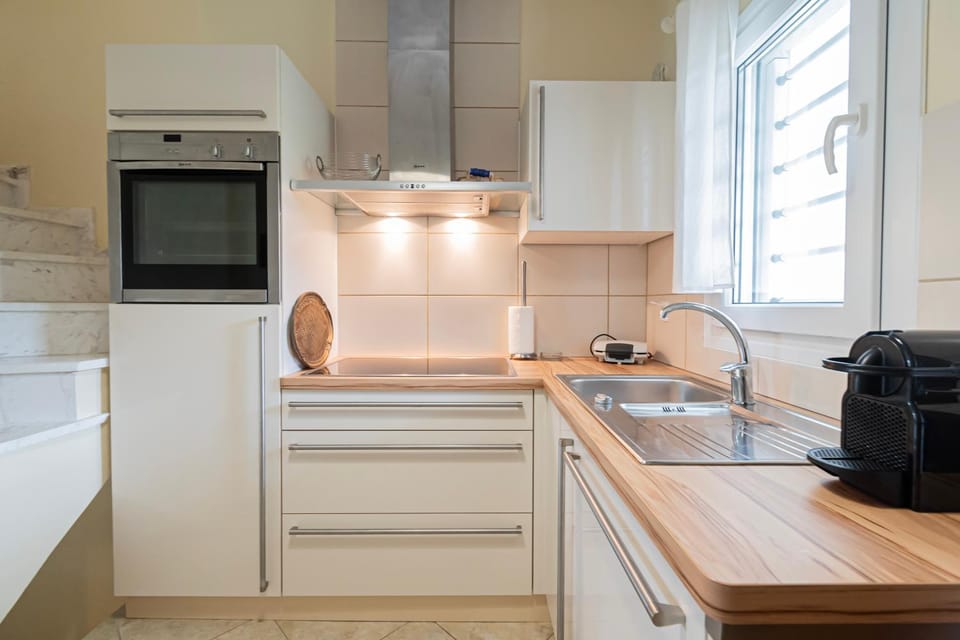 Coffee/tea facilities, oven, kitchen