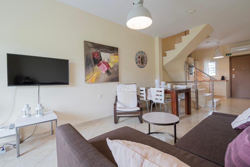 TV and multimedia, Living room, Seating area, Dining area