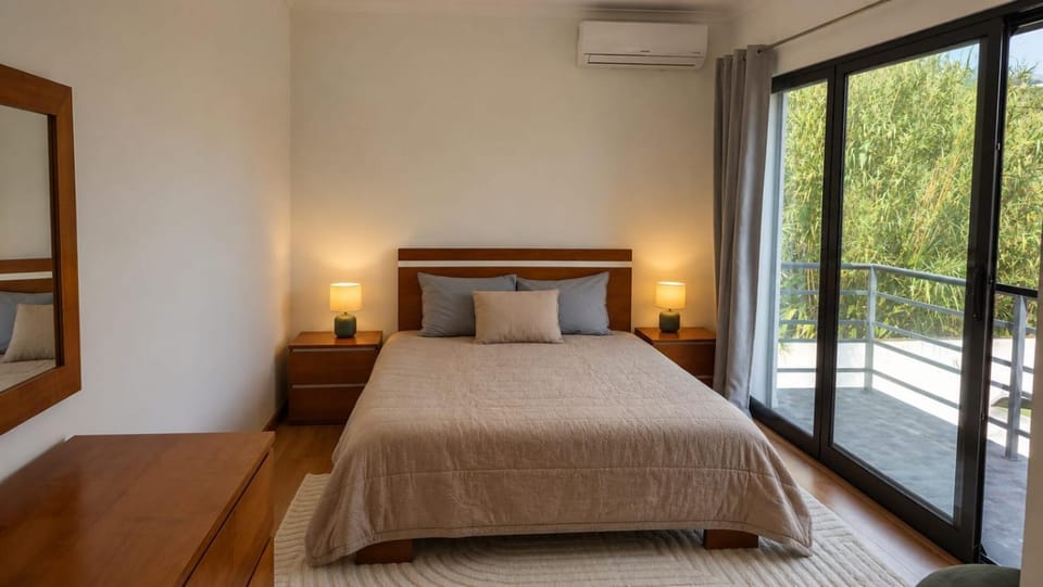Bed, Photo of the whole room, Bedroom, air conditioner