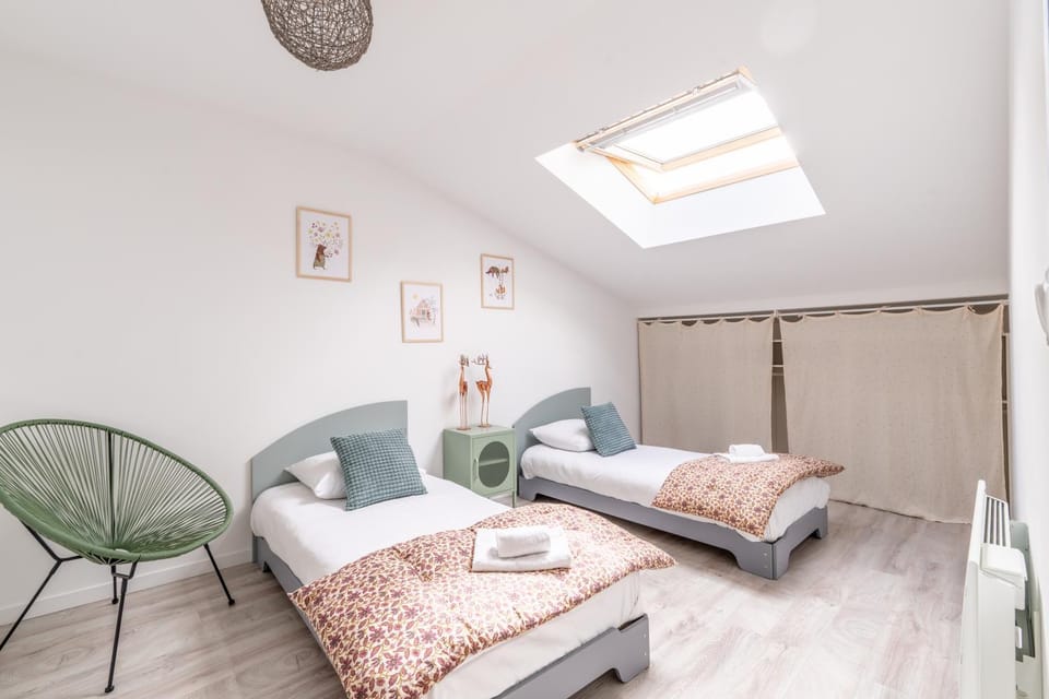 Photo of the whole room, Bedroom